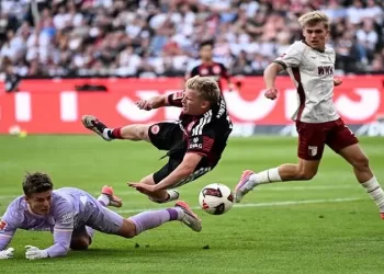 Bundesliga: Augsburg sinks Frankfurt to go top
