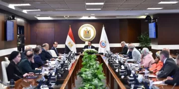 Health minister reviews plans to promote insurance services