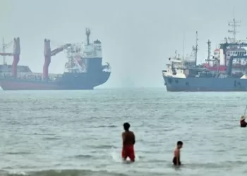 Iran issues evacuation warning for tanker crews in Kuwait, Bahrain