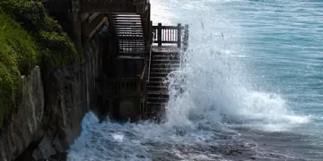 Rising seas destroy homes, erode California beaches