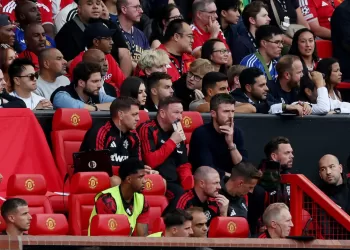 Man United seek to halt slide at Fulham