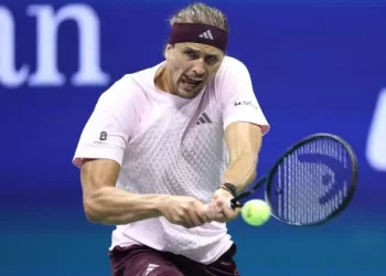 US Open: Zverev sweeps into last 16