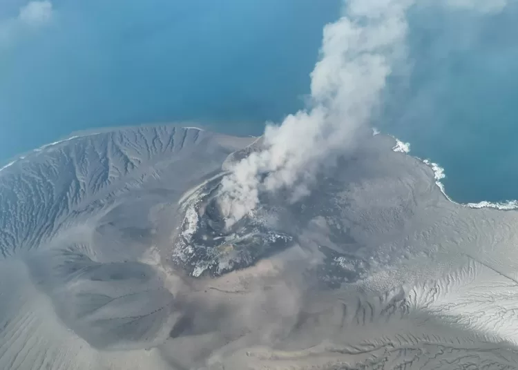 Volcanic island in Indonesia erupts 11 - Egyptian Gazette