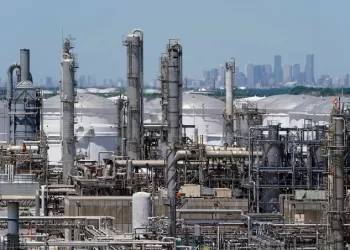 White House weighs boosting US oil refining