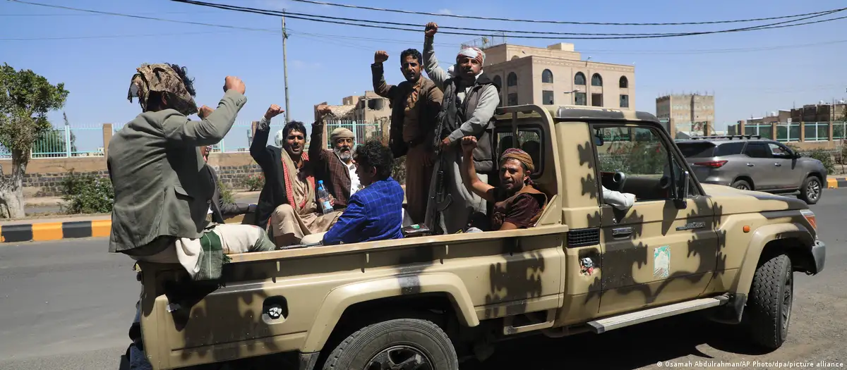 Houthi attack kills 53 at Yemen government training camp
