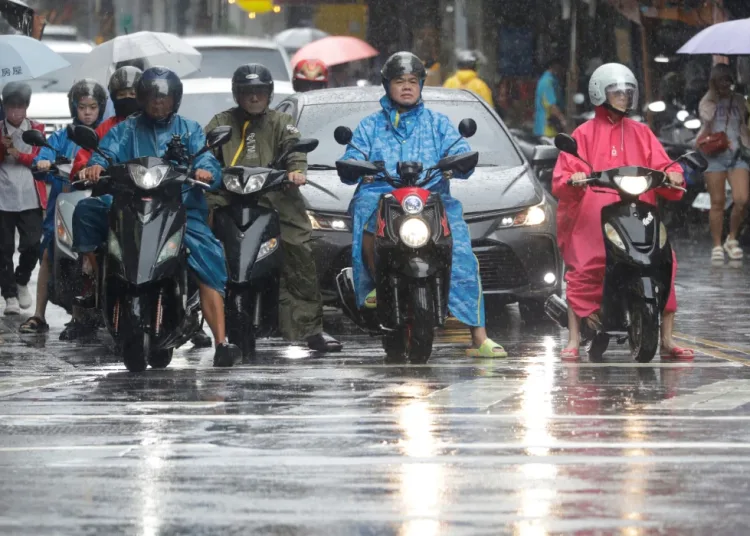 Typhoon Champi sweeps past Taiwan 12 - Egyptian Gazette