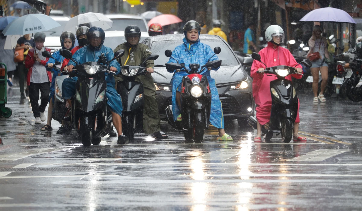 Typhoon Champi sweeps past Taiwan