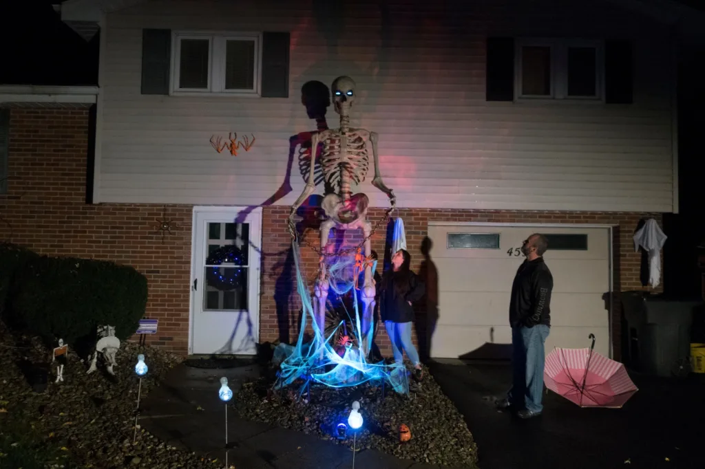 Giant skeletons take over American Halloween 12 - Egyptian Gazette