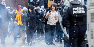 Protesters clash with police in Brussels