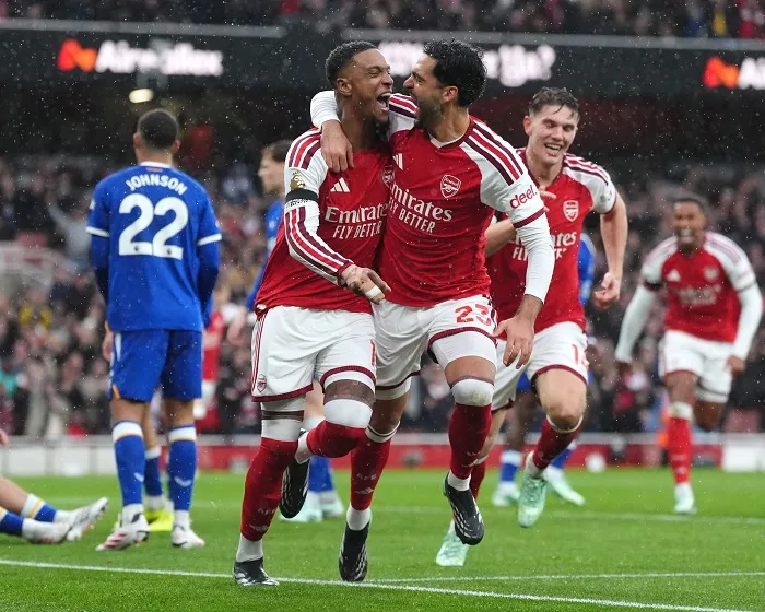 Arsenal beat Everton to join City at EPL summit