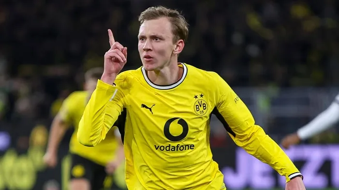 Late drama sends Dortmund top of Bundesliga