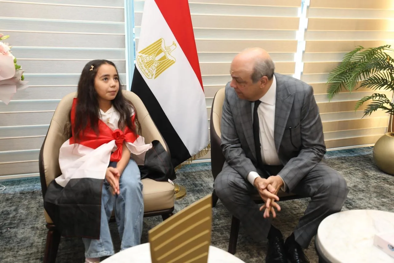 Civil aviation minister welcomes Arab Reading Challenge champion at Cairo airport