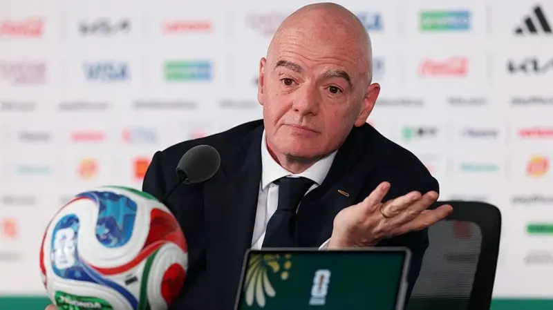 Infantino apologises to Fifa Council