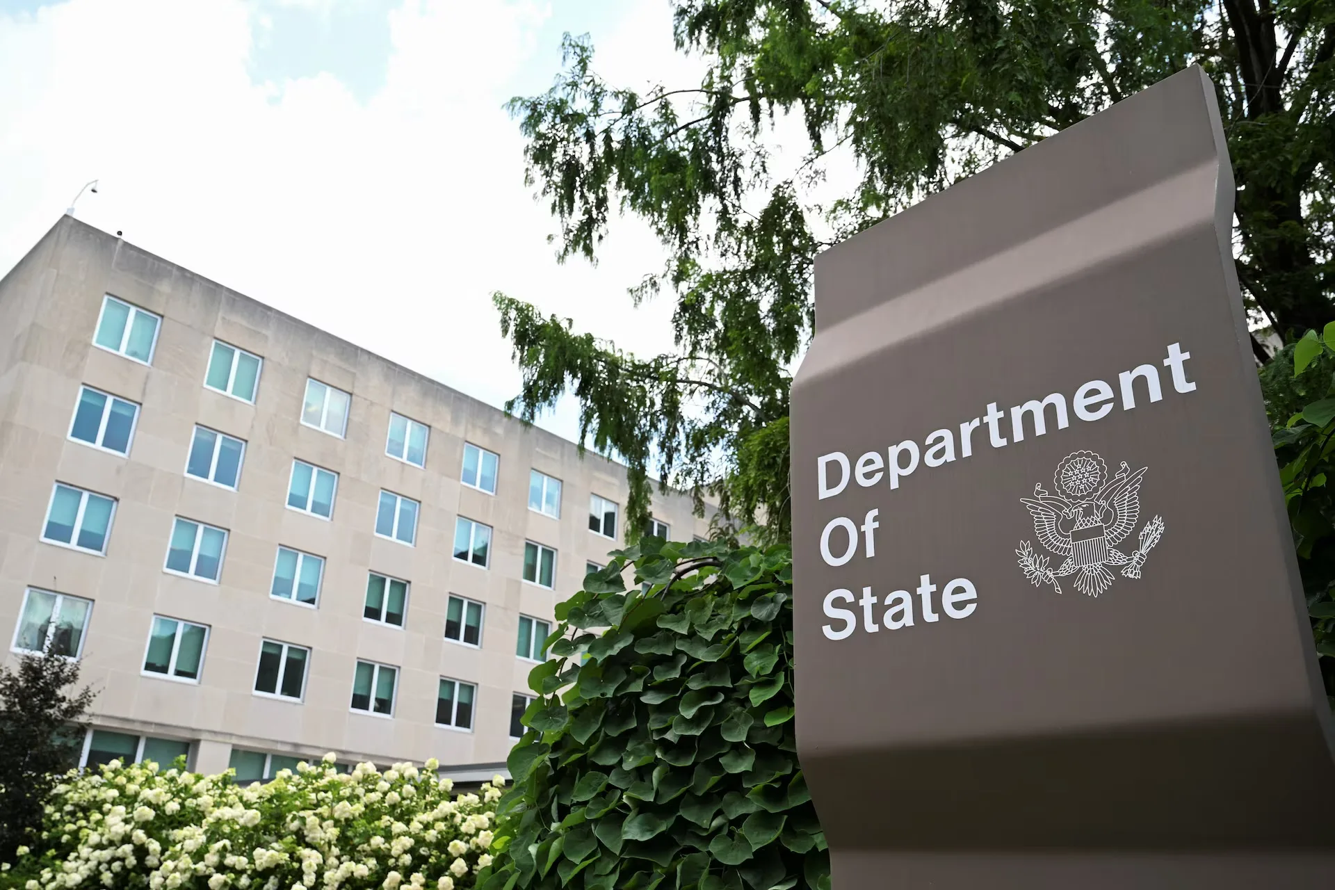US orders diplomats to leave Saudi Arabia amid Houthi strikes