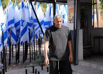 Settlers flank Palestinian cafe with Israeli flags
