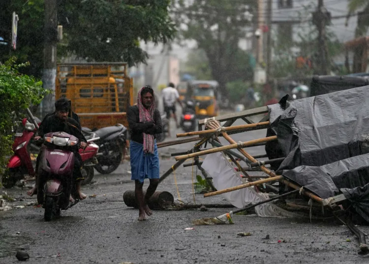 Cyclone Arnab hits India as tens of thousands evacuated 12 - Egyptian Gazette India