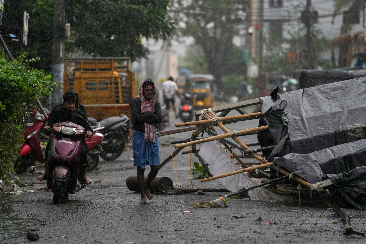 Cyclone Arnab hits India as tens of thousands evacuated 2 - Egyptian Gazette India