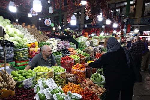 Iran’s shopkeepers face ruin as war hits sales 11 - Egyptian Gazette This photo taken on October 7, 2026 shows customers shopping for vegetables in Tajrish Bazaar, a traditional market in Tehran. Photo by AFP