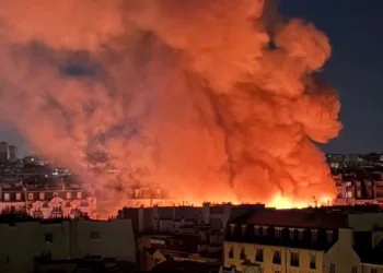 Huge fire rips through Paris