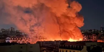Huge fire rips through Paris 1 - Egyptian Gazette Huge fire rips through Paris