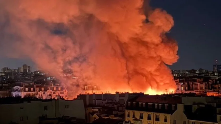 Huge fire rips through Paris 13 - Egyptian Gazette Huge fire rips through Paris 12 - Egyptian Gazette