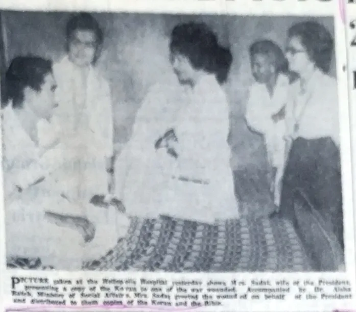 Mrs. Sadat visits wounded at Heliopolis Hospital