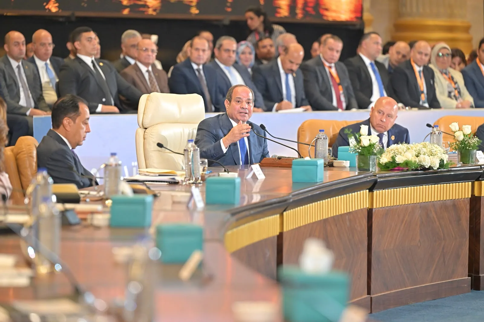 Sisi reviews urban development progress, announces 200,000 rental homes plan