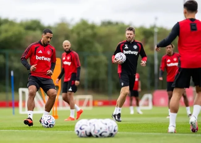 Youri glad Man Utd sticking with Carrick