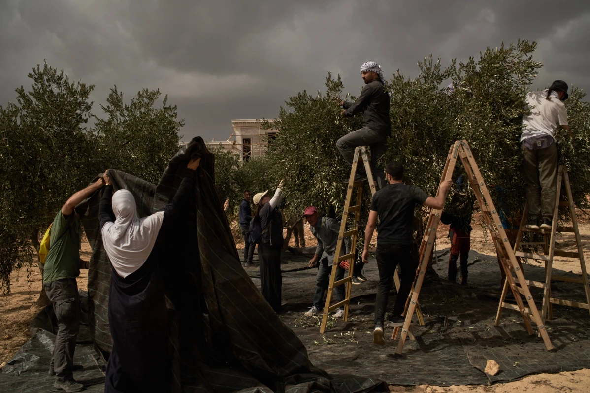 Israel prepares to close West Bank
