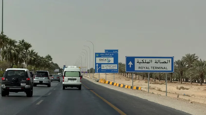Riyadh airport partly reopens despite renewed Houthi threats