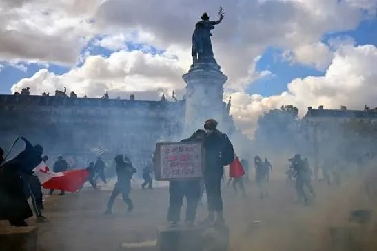 855 detained in Paris protest violence