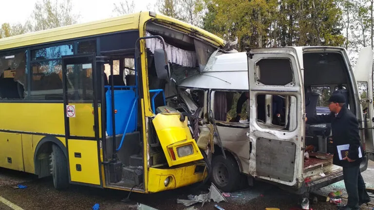 Train-minibus crash kills 6 in Russian Far East